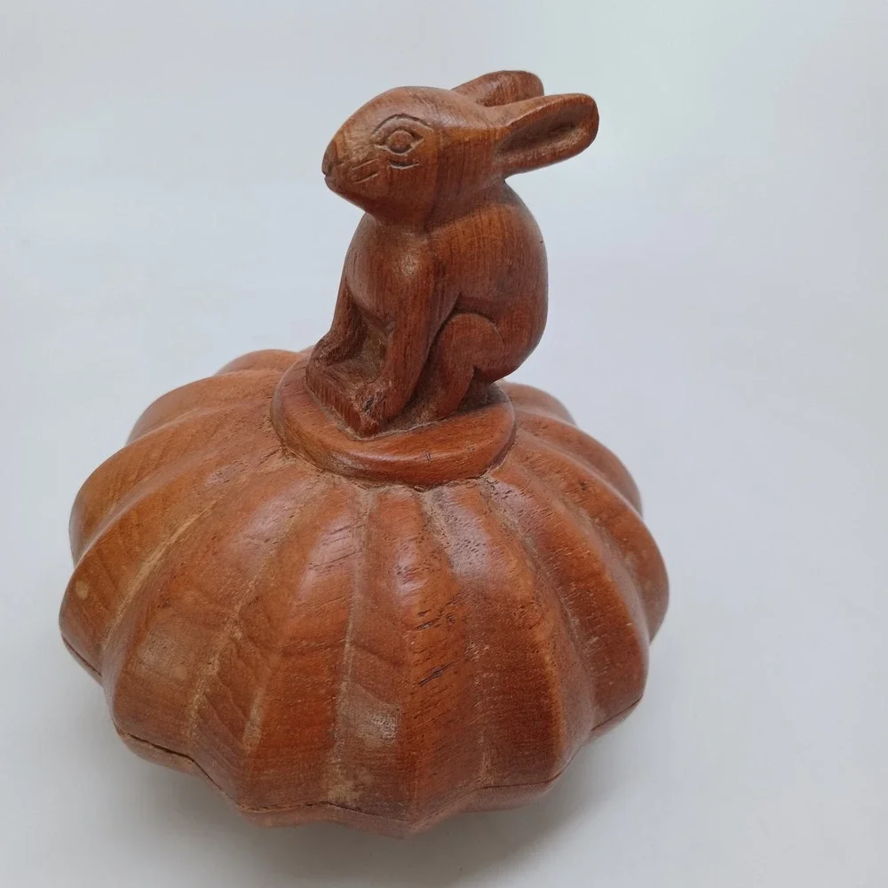 Hand Carved Wooden Rabbit Trinket Box Fluted Pumpkin‎ Shape Folk Art Bunny Decor